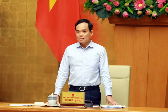 Phó Thủ tướng mong muốn các phương tiện thông tin đại chúng tích cực tìm ra những phương thức tuyên truyền hấp dẫn hơn nhằm tạo chuyển biến mạnh mẽ hơn nữa về ý thức của người dân khi tham gia giao thông - Ảnh: VGP/Hải Minh