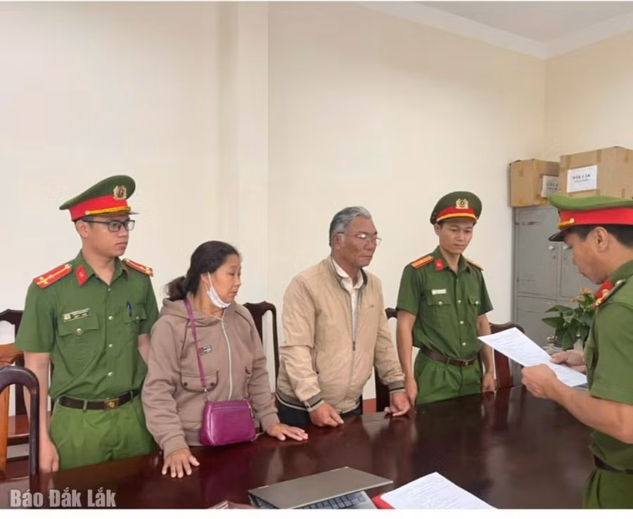 Công an huyện Ea H'leo đọc lệnh bắt tạm giam các bị can.