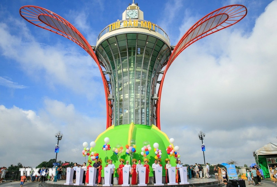 Lãnh đạo tỉnh Bình Dương và thành phố dự lễ ra mắt biểu tượng "Cánh hoa dầu" tại thành phố Thủ Dầu Một.(Ảnh: Dương Chí Tưởng/TTXVN) Lãnh đạo tỉnh Bình Dương và thành phố dự lễ ra mắt biểu tượng "Cánh hoa dầu" tại thành phố Thủ Dầu Một.(Ảnh: Dương Chí Tưởng/TTXVN)