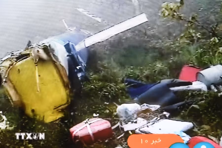 Hiện trường vụ rơi máy bay chở Tổng thống Iran Ebrahim Raisi gần Varzaqan, cách thủ đô Tehran khoảng 670km. (Ảnh: THX/TTXVN)