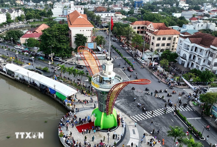 Biểu tượng "Cánh hoa dầu" được xây dựng tại khu vực phố đi bộ Bạch Đằng bên sông Sài Gòn (phường Phú Cường, thành phố Thủ Dầu Một, tỉnh Bình Dương). (Ảnh: Dương Chí Tưởng/TTXVN) Biểu tượng "Cánh hoa dầu" được xây dựng tại khu vực phố đi bộ Bạch Đằng bên sông Sài Gòn (phường Phú Cường, thành phố Thủ Dầu Một, tỉnh Bình Dương). (Ảnh: Dương Chí Tưởng/TTXVN)