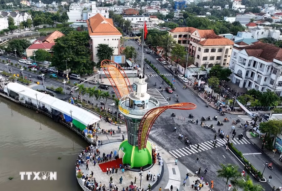 Biểu tượng "Cánh hoa dầu" được xây dựng tại khu vực phố đi bộ Bạch Đằng bên sông Sài Gòn (phường Phú Cường, thành phố Thủ Dầu Một, tỉnh Bình Dương). (Ảnh: Dương Chí Tưởng/TTXVN)