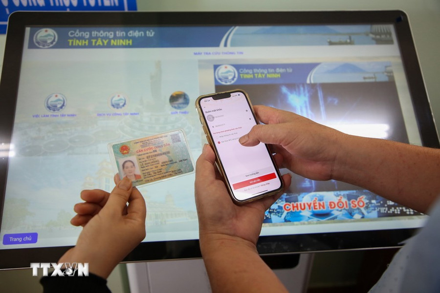 Các thủ tục hành chính được số hóa trên các nền tảng dịch vụ công, góp phần tạo sự thuận lợi, minh bạch trong giải quyết thủ tục cho người dân. (Ảnh: Giang Phương/TTXVN) Các thủ tục hành chính được số hóa trên các nền tảng dịch vụ công, góp phần tạo sự thuận lợi, minh bạch trong giải quyết thủ tục cho người dân. (Ảnh: Giang Phương/TTXVN)