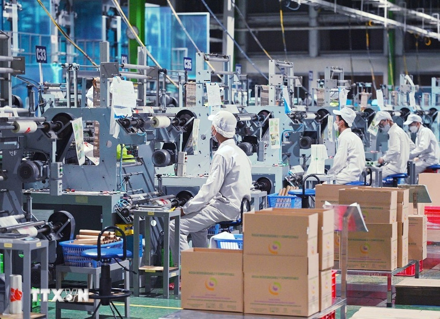 Dây chuyền sản xuất sản phẩm sinh học tự phân hủy hoàn toàn tại nhà máy số 6 Công ty An Phát Bioplastic (thành viên của An Phat Holdings), Nam Sách, Hải Dương. (Ảnh: Tuấn Anh/TTXVN) Dây chuyền sản xuất sản phẩm sinh học tự phân hủy hoàn toàn tại nhà máy số 6 Công ty An Phát Bioplastic (thành viên của An Phat Holdings), Nam Sách, Hải Dương. (Ảnh: Tuấn Anh/TTXVN)