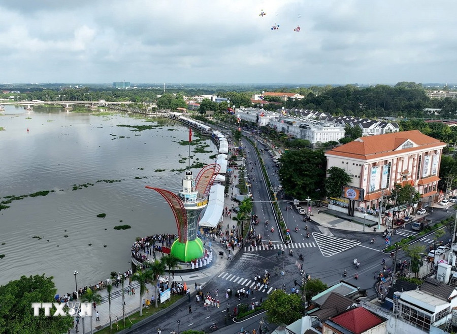 Biểu tượng "Cánh hoa dầu" được xây dựng tại khu vực phố đi bộ Bạch Đằng bên sông Sài Gòn (phường Phú Cường, thành phố Thủ Dầu Một, tỉnh Bình Dương). (Ảnh: Dương Chí Tưởng/TTXVN) Biểu tượng "Cánh hoa dầu" được xây dựng tại khu vực phố đi bộ Bạch Đằng bên sông Sài Gòn (phường Phú Cường, thành phố Thủ Dầu Một, tỉnh Bình Dương). (Ảnh: Dương Chí Tưởng/TTXVN)