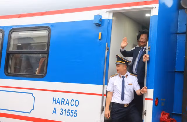 Đoàn tàu du lịch kết nối di sản miền Trung chính thức lăn bánh. Ảnh: Bùi Ngọc Long