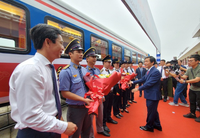 Chủ tịch UBND tỉnh Thừa Thiên-Huế Nguyễn Văn Phương tặng hoa cho đội ngũ chạy tàu, nhân viên phục vụ trên tàu. Ảnh: Bùi Ngọc Long