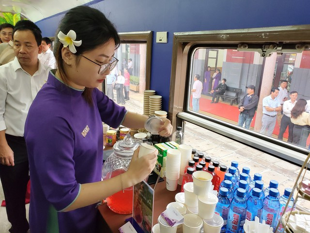 Phục vụ ẩm thực trên tàu. Ảnh: Bùi Ngọc Long Phục vụ ẩm thực trên tàu. Ảnh: Bùi Ngọc Long