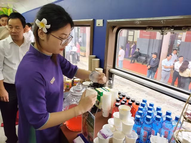 Phục vụ ẩm thực trên tàu. Ảnh: Bùi Ngọc Long