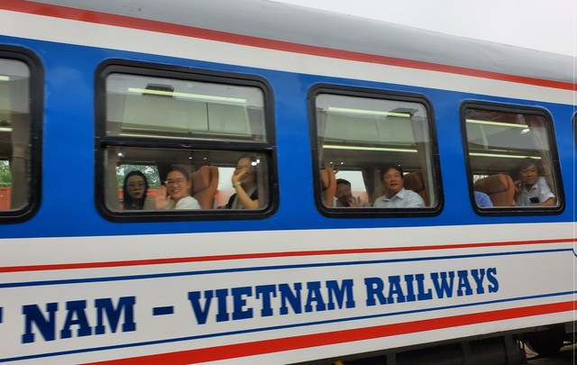 Chuyến tàu khai trương lăn bánh. Ảnh: Bùi Ngọc Long Chuyến tàu khai trương lăn bánh. Ảnh: Bùi Ngọc Long