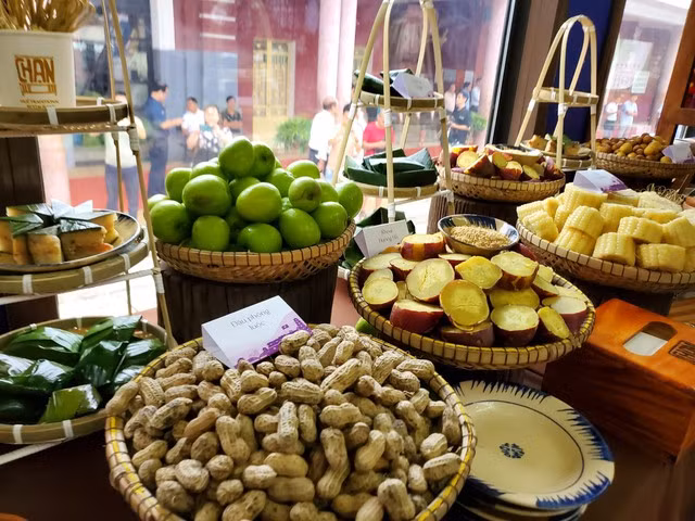 Những món ăn dân dã được phục vụ trên chuyến tàu ngày khai trương. Ảnh: Bùi Ngọc Long