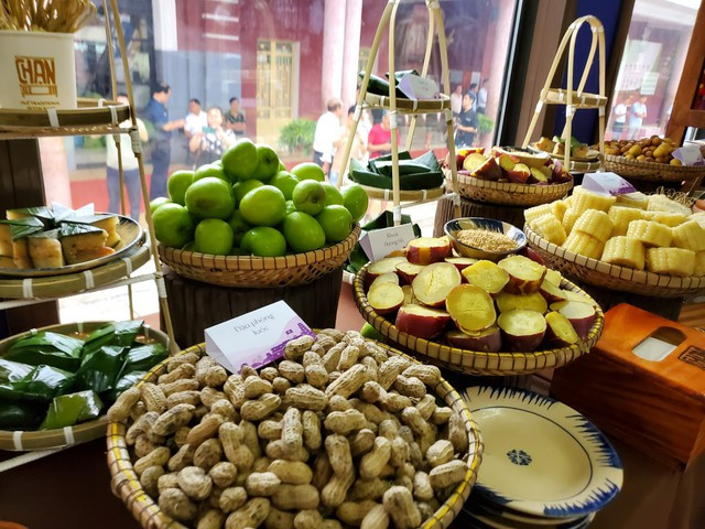 Những món ăn dân dã được phục vụ trên chuyến tàu ngày khai trương. Ảnh: Bùi Ngọc Long Những món ăn dân dã được phục vụ trên chuyến tàu ngày khai trương. Ảnh: Bùi Ngọc Long