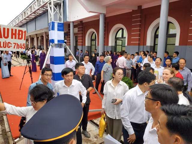 Những du khách đầu tiên bước lên đoàn tàu du lịch. Ảnh: Bùi Ngọc Long