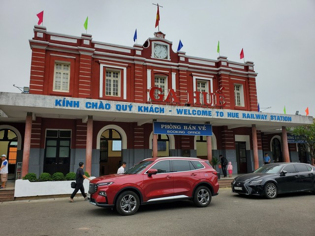 Ga Huế được xây dựng từ năm 1908, đến nay có tuổi đời 116 năm và vẫn giữ được dáng vẻ kiến trúc cổ kính. Ảnh: Bùi Ngọc Long Ga Huế được xây dựng từ năm 1908, đến nay có tuổi đời 116 năm và vẫn giữ được dáng vẻ kiến trúc cổ kính. Ảnh: Bùi Ngọc Long