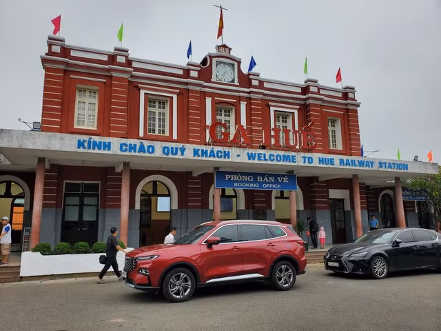 Ga Huế được xây dựng từ năm 1908, đến nay có tuổi đời 116 năm và vẫn giữ được dáng vẻ kiến trúc cổ kính. Ảnh: Bùi Ngọc Long