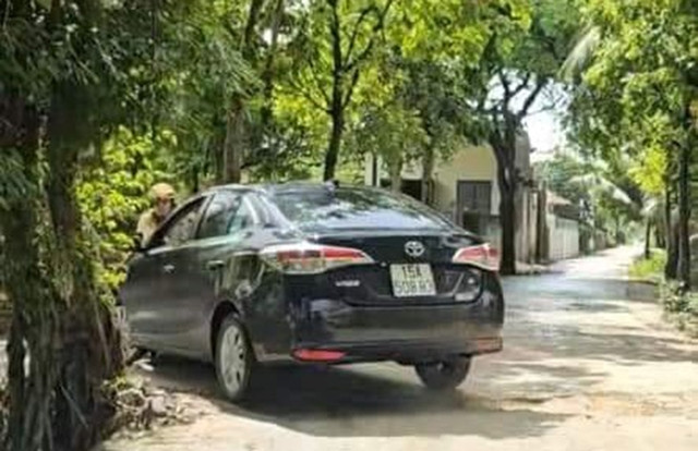 Sau khi "chở" 1 chiến sĩ CSGT nằm ôm chặt nắp ca-pô về đến gần nhà, lái xe đã dừng xe rồi nhanh chân bỏ trốn sang địa bàn tỉnh Hải Dương. Ảnh CTV Sau khi "chở" 1 chiến sĩ CSGT nằm ôm chặt nắp ca-pô về đến gần nhà, lái xe đã dừng xe rồi nhanh chân bỏ trốn sang địa bàn tỉnh Hải Dương. Ảnh CTV