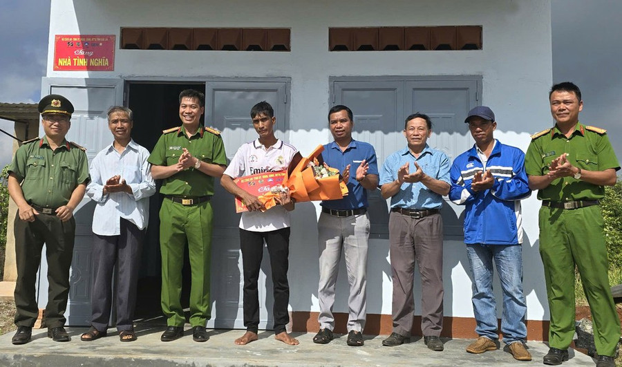 Lực lượng Công an thị xã Buôn Hồ trao tặng nhà tình nghĩa cho gia đình anh Y Brăi Mlô.