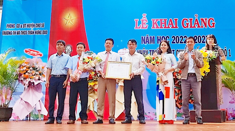 Trường Tiểu học và THCS Trần Hưng Đạo (xã Al Bá, huyện Chư Sê) đã được tỉnh công nhận đạt chuẩn quốc gia mức độ 1 vào tháng 8-2022. Ảnh: ĐVCC Trường Tiểu học và THCS Trần Hưng Đạo (xã Al Bá, huyện Chư Sê) đã được tỉnh công nhận đạt chuẩn quốc gia mức độ 1 vào tháng 8-2022. Ảnh: ĐVCC