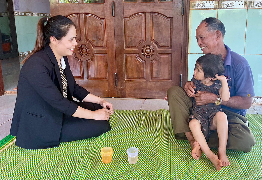 Ông Rơ Mah Pur (làng Plong, xã Ia Hlốp, huyện Chư Sê) tự hào kể về những tháng ngày cầm súng tham gia chiến đấu bảo vệ Tổ quốc. Ảnh: Mộc Trà