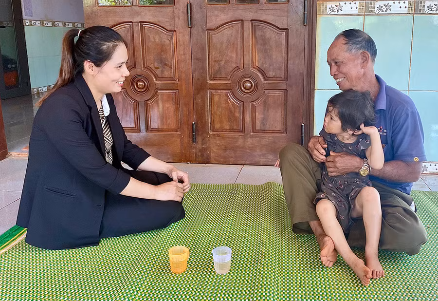 Ông Rơ Mah Pur (làng Plong, xã Ia Hlốp, huyện Chư Sê) tự hào kể về những tháng ngày cầm súng tham gia chiến đấu bảo vệ Tổ quốc. Ảnh: Mộc Trà
