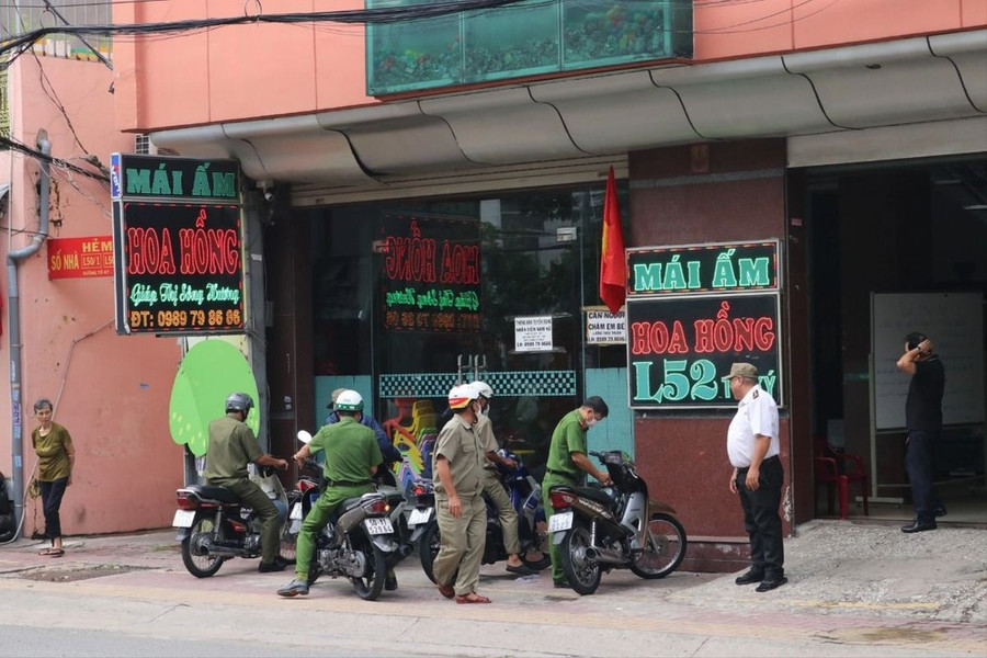 Cơ quan chức năng đến làm việc tại Mái ấm Hoa Hồng. (Nguồn: Thanh Niên) Cơ quan chức năng đến làm việc tại Mái ấm Hoa Hồng. (Nguồn: Thanh Niên)