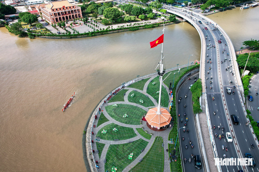 Du khách Úc từng đến Việt Nam 14 lần - Ảnh 6. Sông Sài Gòn chảy ngang trung tâm thành phố sôi động nhất đất nước. Ảnh: NHẬT THỊNH