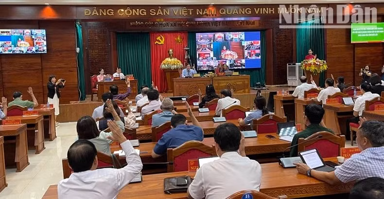 Các đại biểu Hội đồng nhân dân tỉnh Đắk Lắk biểu quyết thông qua Nghị quyết chủ trương sắp xếp đơn vị hành chính cấp xã giai đoạn 2023-2025 tỉnh Đắk Lắk.