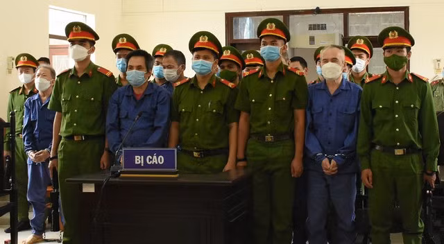 Nhóm bị cáo Thái Tự Lực bị đưa ra xét xử về tội sản xuất trái phép chất ma túy. Ảnh: ĐỨC NHẬT