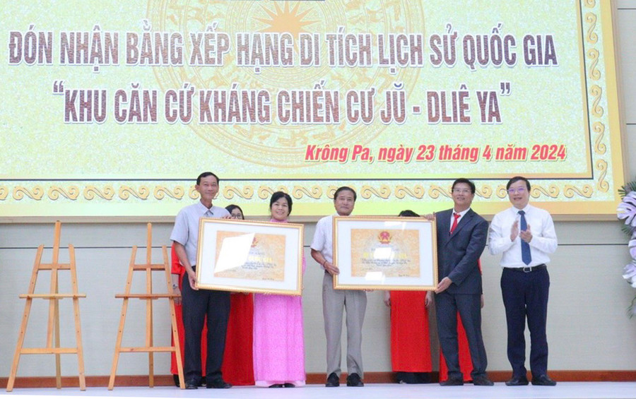 Ủy ban nhân dân huyện Krông Pa đón nhận bằng xếp hạng di tích lịch sử quốc gia Khu căn cứ kháng chiến Cư Jũ-Dliê Ya. Ảnh: V.C Ủy ban nhân dân huyện Krông Pa đón nhận bằng xếp hạng di tích lịch sử quốc gia Khu căn cứ kháng chiến Cư Jũ-Dliê Ya. Ảnh: V.C