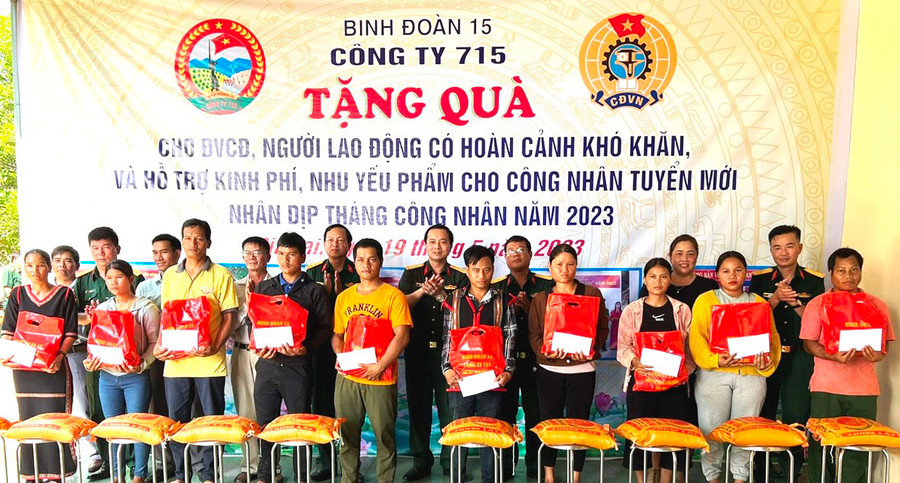 Công đoàn Công ty TNHH một thành viên 715 tặng quà cho công nhân lao động. Ảnh: Đinh Yến Công đoàn Công ty TNHH một thành viên 715 tặng quà cho công nhân lao động. Ảnh: Đinh Yến