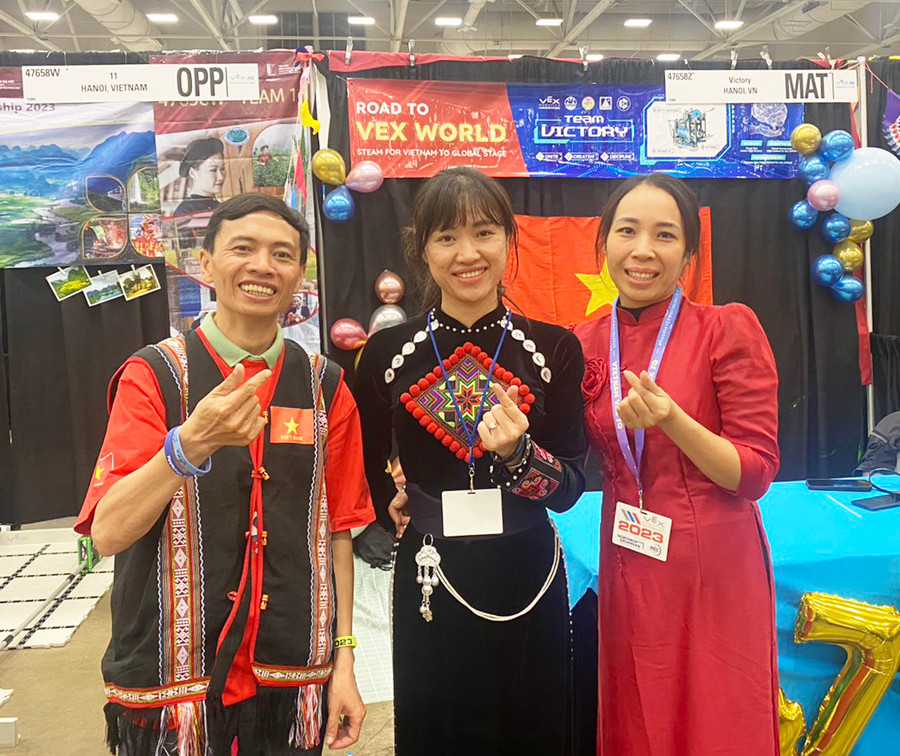 Thầy giáo Nguyễn Thanh Phụng tại giải VEX Robotics Word Championship 2023 diễn ra ở Mỹ (ảnh NVCC). Thầy giáo Nguyễn Thanh Phụng tại giải VEX Robotics Word Championship 2023 diễn ra ở Mỹ (ảnh NVCC).