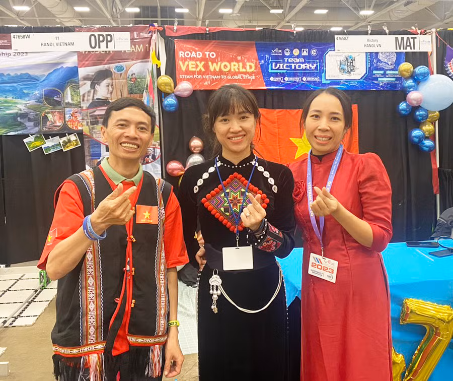 Thầy giáo Nguyễn Thanh Phụng tại giải VEX Robotics Word Championship 2023 diễn ra ở Mỹ (ảnh NVCC).