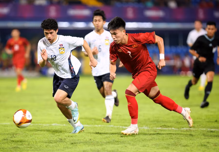 U.22 Việt Nam nỗ lực ép sân nhưng U.22 Lào phòng ngự rất rát. Ảnh: Ngọc Dương