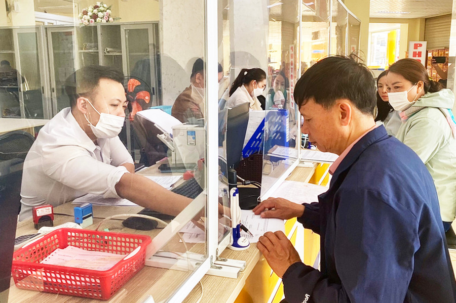 Biểu dương, khen thưởng kịp thời và thích đáng đối với các cơ quan, tập thể, cán bộ, công chức quyết liệt trong thi hành công vụ, hoàn thành tốt nhiệm vụ vì lợi ích chung. Ảnh: Mộc Trà