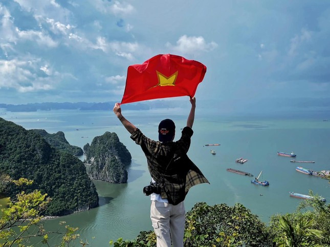 Trên mỗi cung đường, mỗi điểm đến, bạn trẻ cũng check-in với lá cờ Tổ quốc để thể hiện tinh thần yêu nước. Ảnh: Tuyên Parafu Trên mỗi cung đường, mỗi điểm đến, bạn trẻ cũng check-in với lá cờ Tổ quốc để thể hiện tinh thần yêu nước. Ảnh: Tuyên Parafu