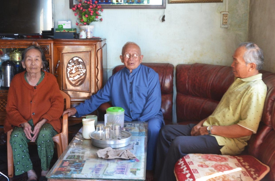 Chủ tịch Hội Người cao tuổi xã Nam Yang Nguyễn Đình Sang (bìa phải) thăm hỏi, động viên các hội viên. Ảnh: H.M Chủ tịch Hội Người cao tuổi xã Nam Yang Nguyễn Đình Sang (bìa phải) thăm hỏi, động viên các hội viên. Ảnh: H.M