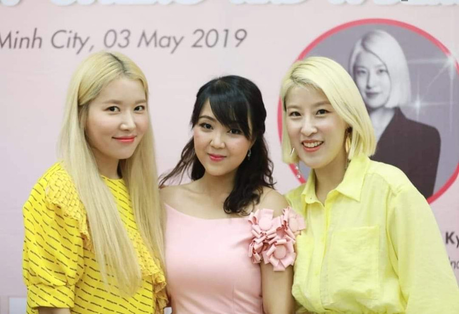 Thùy Linh từng có cơ duyên gặp gỡ, tiếp xúc, đồng hành với rất nhiều nhóm nhạc, ngôi sao đình đám, nổi tiếng của xứ sở kim chi qua nhiều sự kiện âm nhạc, văn hóa. Ảnh: NVCC