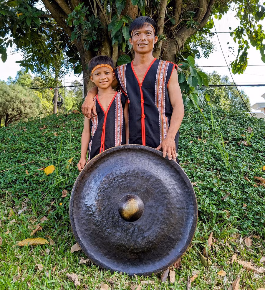 Cồng chiêng Gia Lai luôn có sự tiếp nối giữa các thế hệ. Ảnh: N.Q.T Cồng chiêng Gia Lai luôn có sự tiếp nối giữa các thế hệ. Ảnh: N.Q.T