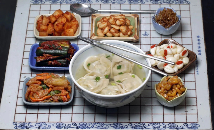 Món bánh này của người Hàn Quốc có liên quan chặt chẽ với bánh manti được tìm thấy trong ẩm thực Trung Á hơn là bánh bao của Trung Quốc hoặc Nhật Bản. Mandu thường được gấp thành hình tròn, một kỹ thuật hiếm thấy trong ẩm thực Trung Quốc Món bánh này của người Hàn Quốc có liên quan chặt chẽ với bánh manti được tìm thấy trong ẩm thực Trung Á hơn là bánh bao của Trung Quốc hoặc Nhật Bản. Mandu thường được gấp thành hình tròn, một kỹ thuật hiếm thấy trong ẩm thực Trung Quốc