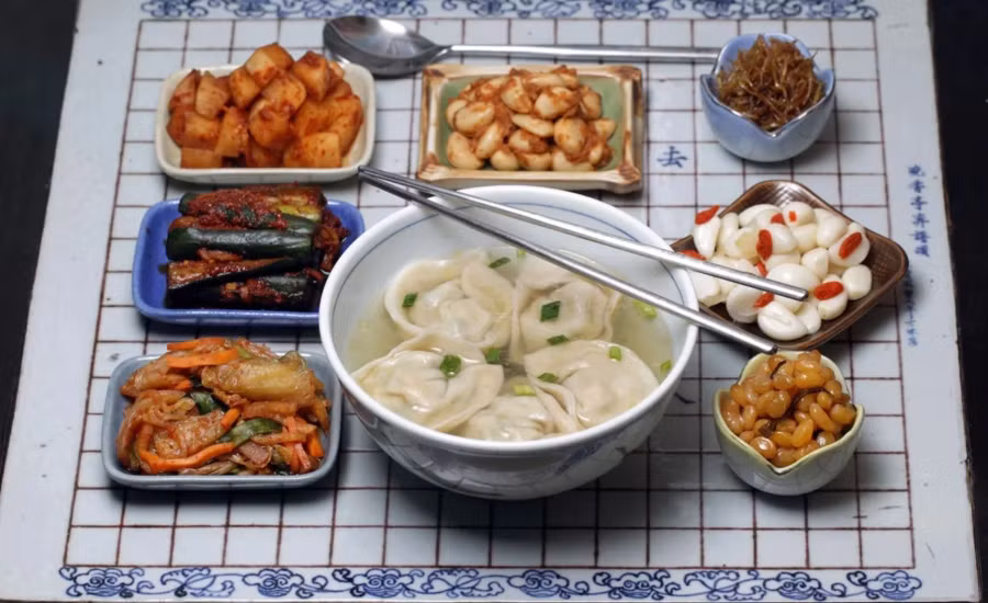 Món bánh này của người Hàn Quốc có liên quan chặt chẽ với bánh manti được tìm thấy trong ẩm thực Trung Á hơn là bánh bao của Trung Quốc hoặc Nhật Bản. Mandu thường được gấp thành hình tròn, một kỹ thuật hiếm thấy trong ẩm thực Trung Quốc