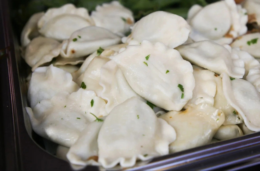 Có nguồn gốc từ Trung và Đông Âu, pierogi thường được coi là món ăn Ba Lan. Những chiếc bánh bao này có thể được nhồi với khoai tây, thịt băm, phô mai, trái cây hoặc dưa cải bắp. Chúng thường được luộc rồi áp chảo bơ với hành Có nguồn gốc từ Trung và Đông Âu, pierogi thường được coi là món ăn Ba Lan. Những chiếc bánh bao này có thể được nhồi với khoai tây, thịt băm, phô mai, trái cây hoặc dưa cải bắp. Chúng thường được luộc rồi áp chảo bơ với hành