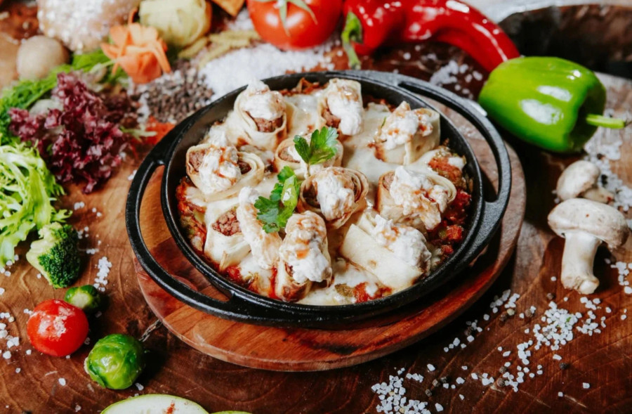 Món ăn được ưa chuộng ở Trung Á hay tây bắc Trung Quốc và có liên quan rất chặt chẽ với các biến thể bánh bao của Đông Á. Những chiếc bánh bao này có thể chứa nhân thịt cừu, thịt bò, chim cút, thịt gà hoặc không có nhân. Món ăn được ưa chuộng ở Trung Á hay tây bắc Trung Quốc và có liên quan rất chặt chẽ với các biến thể bánh bao của Đông Á. Những chiếc bánh bao này có thể chứa nhân thịt cừu, thịt bò, chim cút, thịt gà hoặc không có nhân.