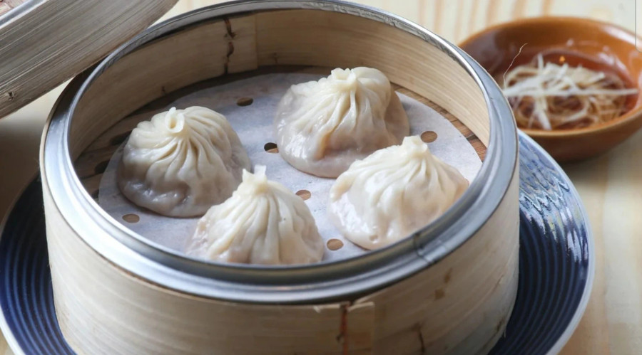 Xiaolongbao trông khác với các loại bánh bao khác của Trung Quốc, vì vỏ bánh được gom lại và kẹp ở trên thay vì gấp làm đôi. Ngoài ra, trong bánh có có nước dùng thơm ngon. Xiaolongbao trông khác với các loại bánh bao khác của Trung Quốc, vì vỏ bánh được gom lại và kẹp ở trên thay vì gấp làm đôi. Ngoài ra, trong bánh có có nước dùng thơm ngon.
