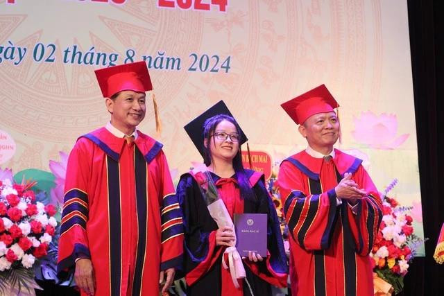 Sinh viên Trường ĐH Y dược UMP (ĐH Quốc gia Hà Nội) nhận bằng tốt nghiệp. Ảnh NGỌC LINH