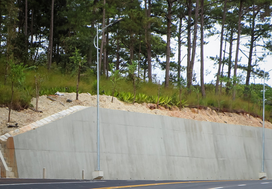 Phần đất hai bên đường cũng đã được trồng lại mai anh đào và một số loại cây xanh khác để tôn tạo lại mỹ quan vốn có cho cung đèo này Phần đất hai bên đường cũng đã được trồng lại mai anh đào và một số loại cây xanh khác để tôn tạo lại mỹ quan vốn có cho cung đèo này