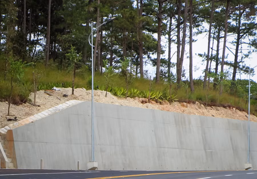 Phần đất hai bên đường cũng đã được trồng lại mai anh đào và một số loại cây xanh khác để tôn tạo lại mỹ quan vốn có cho cung đèo này