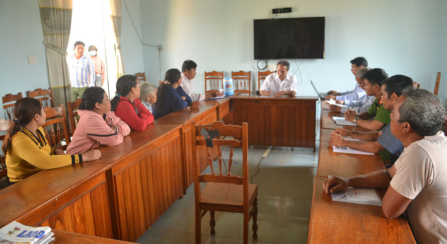 Các thành viên Câu lạc bộ “Nông dân với pháp luật” xã Nghĩa Hưng (huyện Chư Păh) tham gia vụ hòa giải tranh chấp đất đai tại làng Ea Lũh. Ảnh: Hoàng Cư Các thành viên Câu lạc bộ “Nông dân với pháp luật” xã Nghĩa Hưng (huyện Chư Păh) tham gia vụ hòa giải tranh chấp đất đai tại làng Ea Lũh. Ảnh: Hoàng Cư