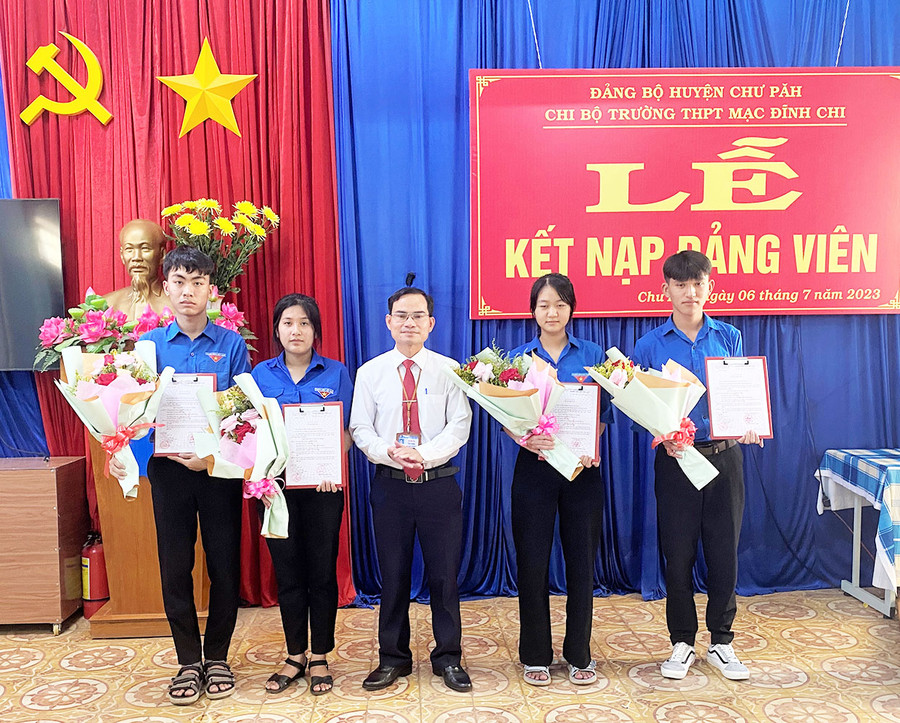 Lãnh đạo Chi bộ Trường THPT Mạc Đĩnh Chi trao quyết định kết nạp 4 học sinh ưu tú vào Đảng. Ảnh: Hà Đức Thành Lãnh đạo Chi bộ Trường THPT Mạc Đĩnh Chi trao quyết định kết nạp 4 học sinh ưu tú vào Đảng. Ảnh: Hà Đức Thành
