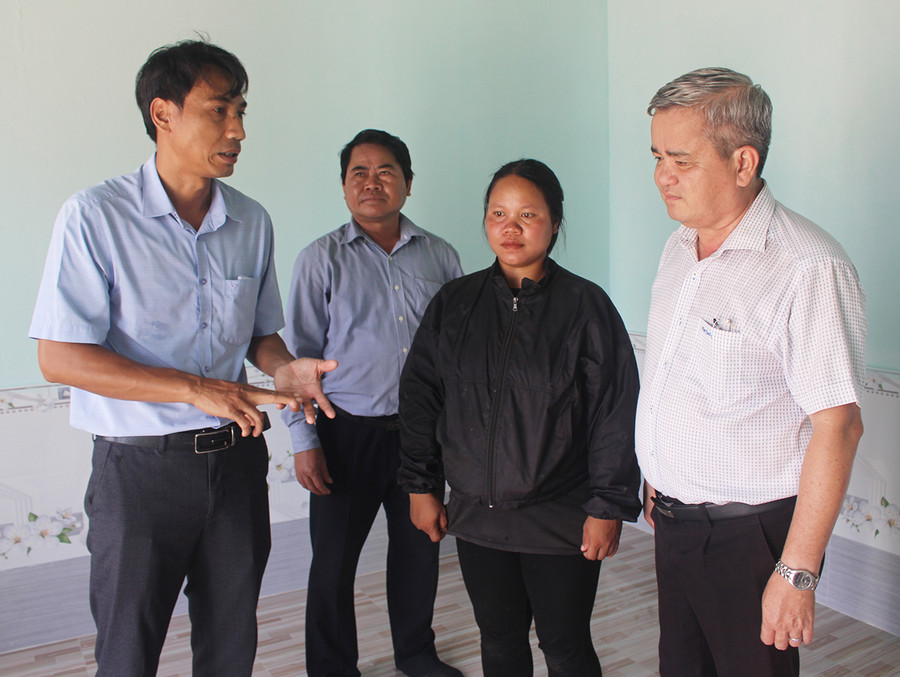 Đại diện Đảng ủy Khối các Cơ quan và Doanh nghiệp tỉnh cùng UBND huyện Đức Cơ động viên gia đình chị Rơ Châm H&apos;Chuyên (thứ 2 từ phải qua) nỗ lực vươn lên để thoát nghèo. Ảnh: Phan Lài