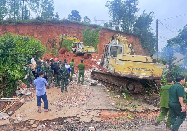 Lực lượng chức năng huyện Đam Rông xử lý hiện trường vụ sạt lở. Lực lượng chức năng huyện Đam Rông xử lý hiện trường vụ sạt lở.
